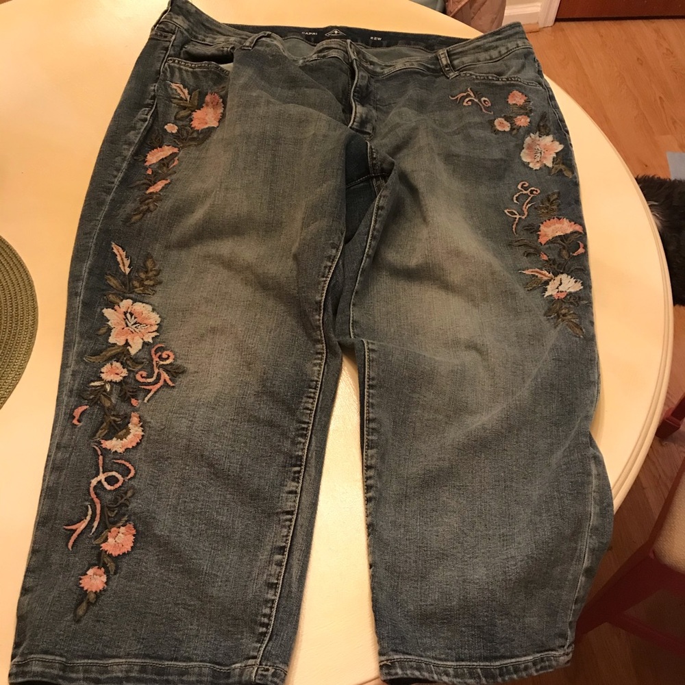 Embroidered Capri jeans